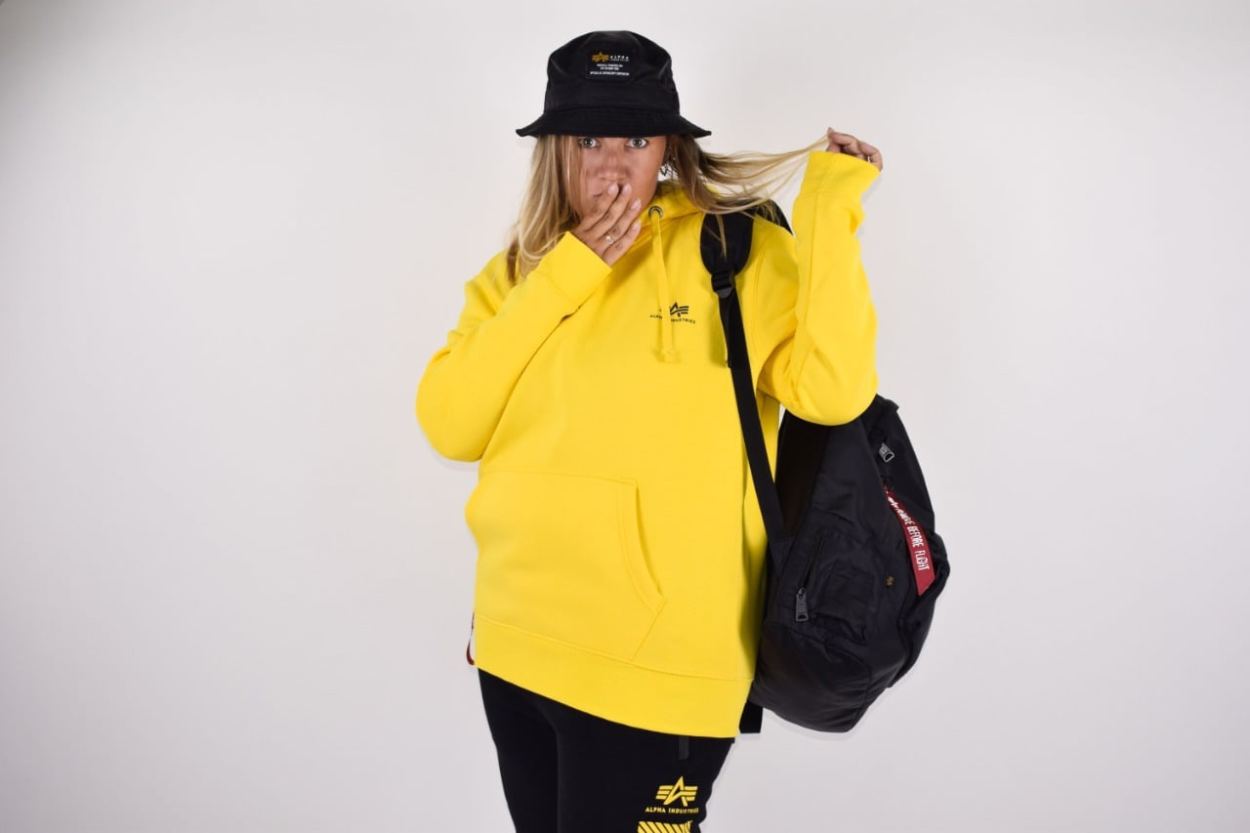 Мужской спортивный костюм Alpha Industries на девушке фото 2 Мужской спортивный костюм Alpha Industries на девушке фото 2
