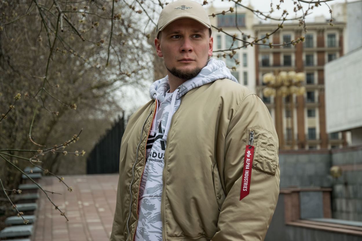 Бомбер-ALPHA-INDUSTRIES-ORIGINAL-FIT-MA-1-SS-22-m-vintage-khaki-3.jpg