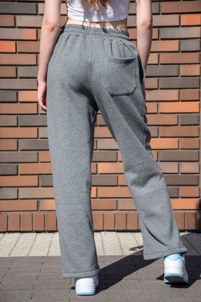 Брюки спортивные джоггеры ALPHA INDUSTRIES ESSENTIAL SWEATPANTS FW 24/25 на девушке medium charcoal heather фото 3 Брюки спортивные джоггеры ALPHA INDUSTRIES ESSENTIAL SWEATPANTS FW 24/25 на девушке medium charcoal heather фото 3
