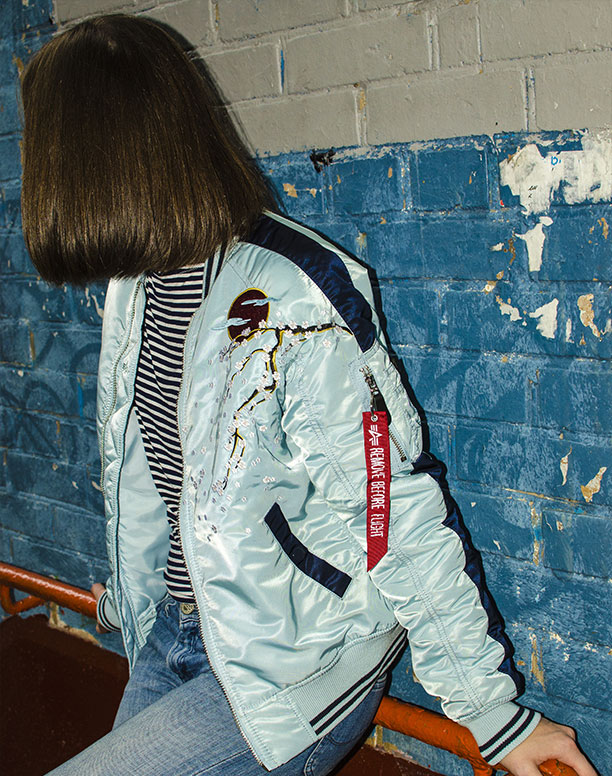 Бомбер с вышивкой женский ALPHA INDUSTRIES Бомбер с вышивкой женский ALPHA INDUSTRIES