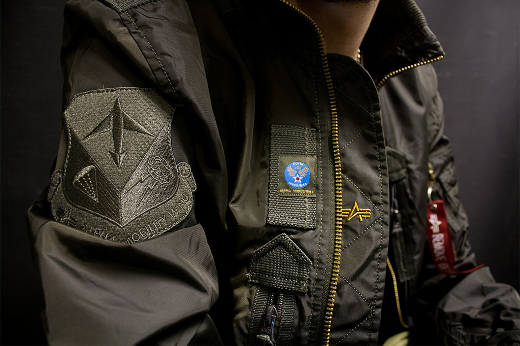 мужская куртка с нашивками Alpha industries PROP replica grey Alpha Industries официальный сайт в России, alpha industries бомбер, куртка PROP