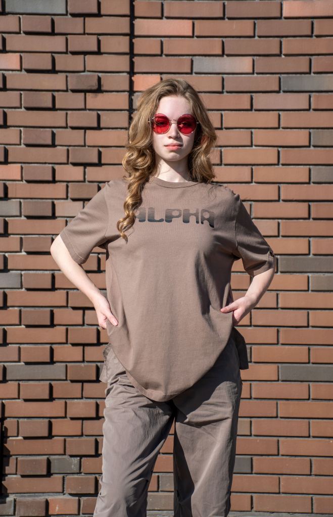 Футболка ALPHA INDUSTRIES ALPHA FINGERPRINT TEE плотная FW 24/25 на девушке coyote brown фото 1