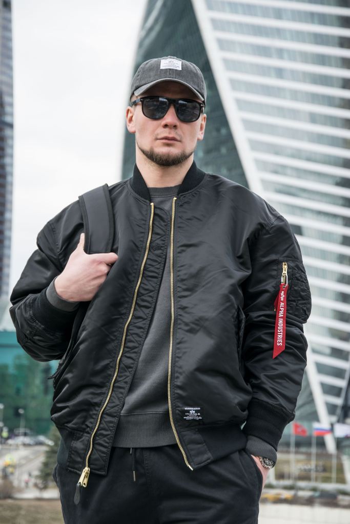 ветровка с карманом на рукаве
