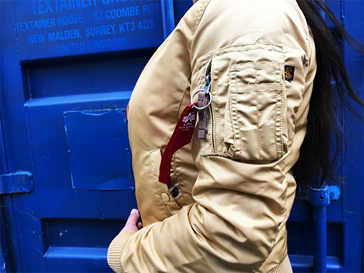Большой выбор женских курток бомберов на официальном сайте Alpha Industries женская куртка на резинке золотая, красивый синий, Альфа Индастриз