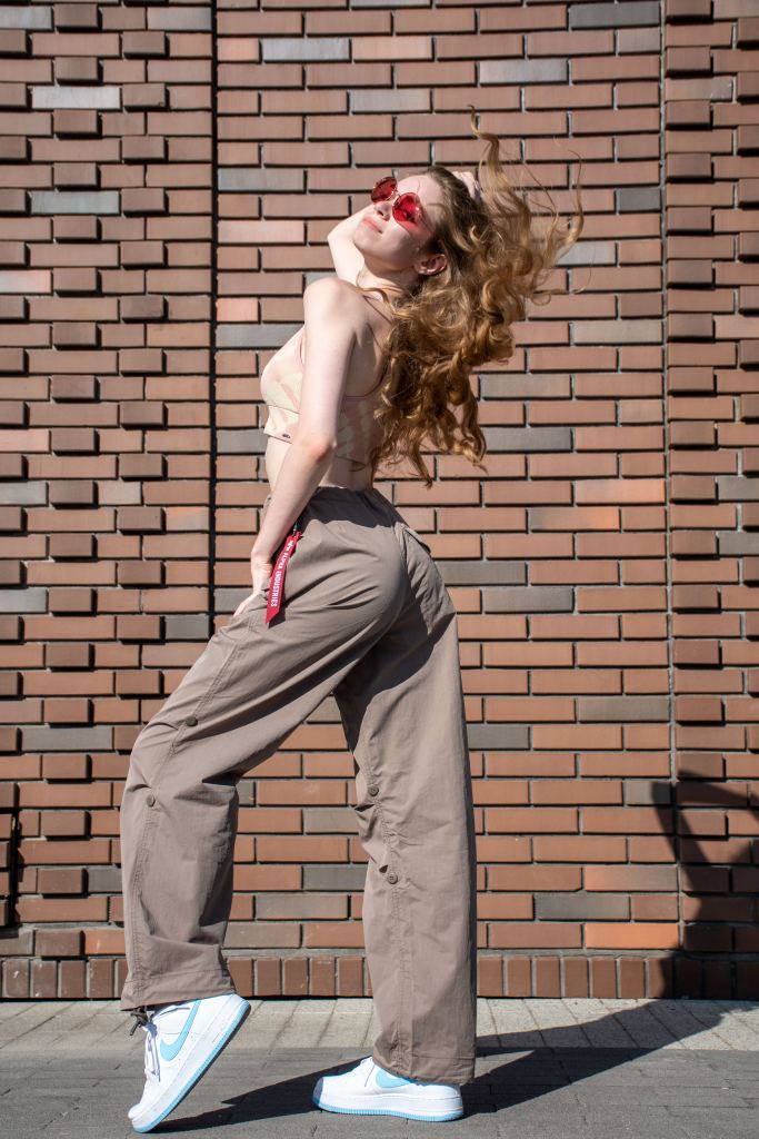 Брюки-карго парашюты ALPHA INDUSTRIES PARACHUTE PANTS FW 24/25 на девушке coyote brown фото 3