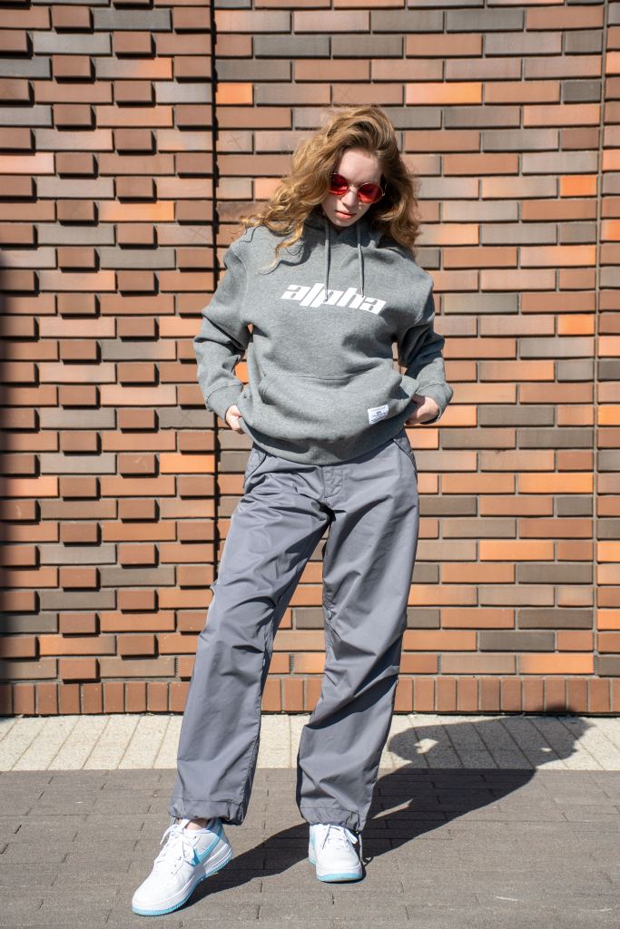 Толстовка ALPHA INDUSTRIES ALPHA LOGOS HOODIE FW 24/25 на девушке medium charcoal heather фото 6 Толстовка ALPHA INDUSTRIES ALPHA LOGOS HOODIE FW 24/25 на девушке medium charcoal heather фото 6