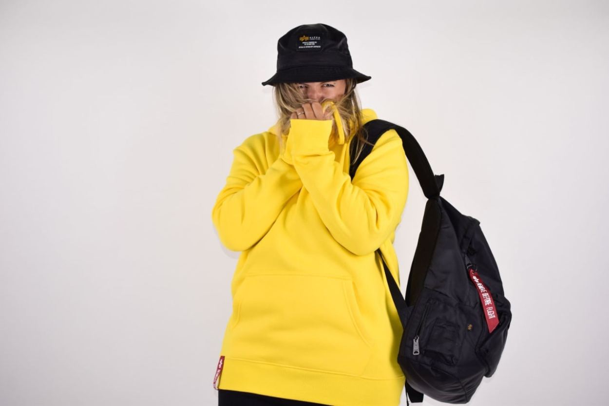Мужской спортивный костюм Alpha Industries на девушке фото 1 Мужской спортивный костюм Alpha Industries на девушке фото 1