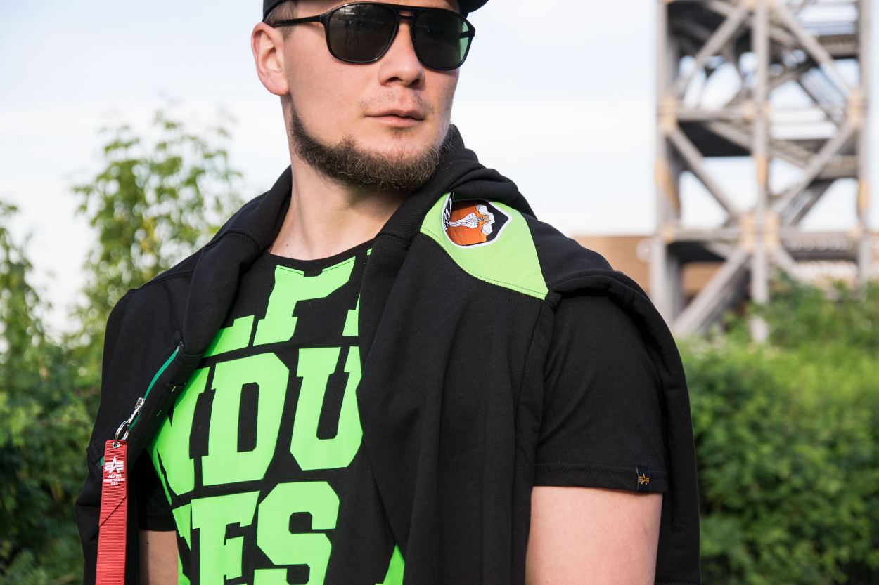 Футболка ALPHA INDUSTRIES BIG LETTERS T black neon green фото 1 Футболка ALPHA INDUSTRIES BIG LETTERS T black neon green фото 1