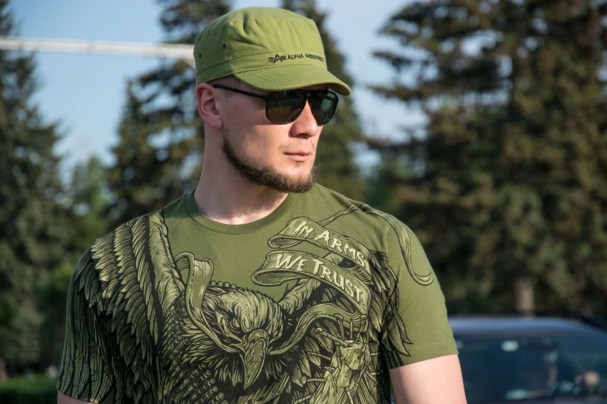 Зелёная мужская футболка из плотного хлопка с рисунком на груди Зелёная мужская футболка из плотного хлопка с рисунком на груди