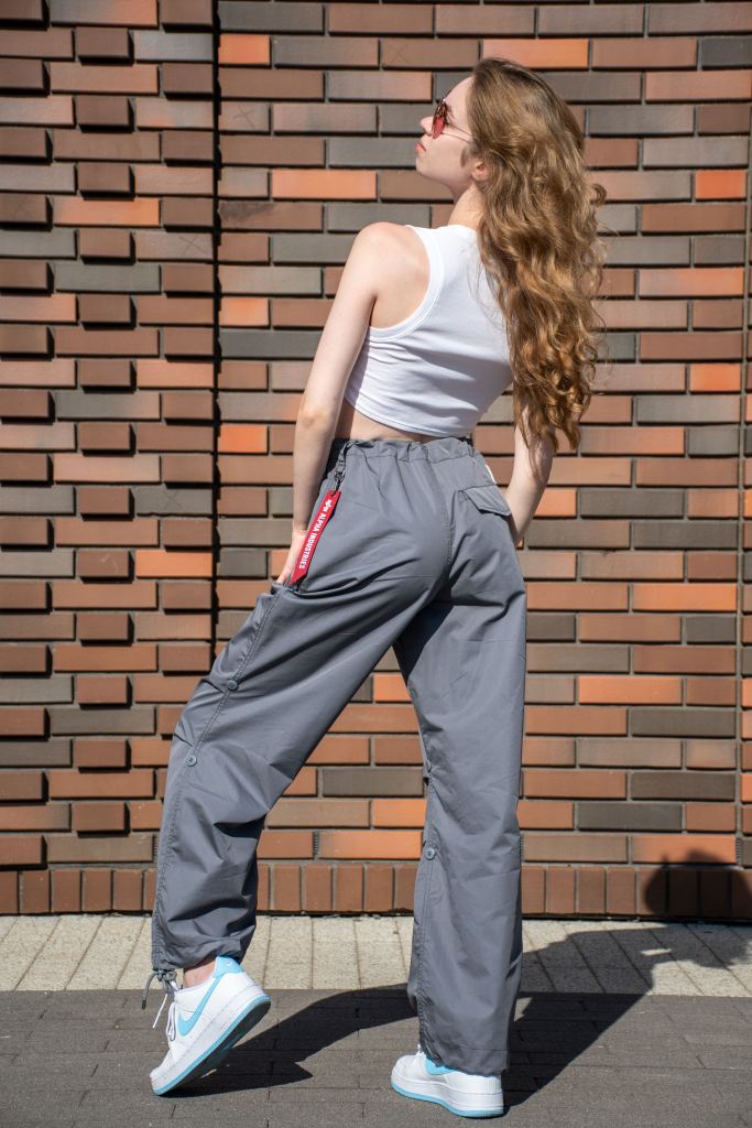 Брюки-карго парашюты ALPHA INDUSTRIES PARACHUTE PANTS SS 24 на девушке aircraft gray фото 5 Брюки-карго парашюты ALPHA INDUSTRIES PARACHUTE PANTS SS 24 на девушке aircraft gray фото 5