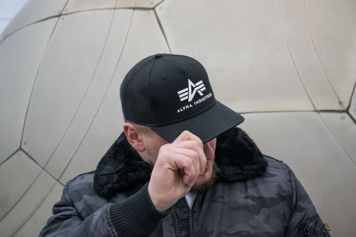 Чёрная бейсболка с сеткой Alpha Industries Чёрная бейсболка с сеткой Alpha Industries