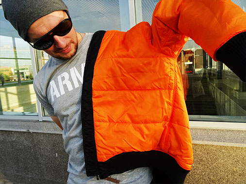 Мужские бомберы Alpha Industries - самый большой выбор в Москве мужская черная куртка с оранжевой подкладкой, солнцезащитные очки, ARMY