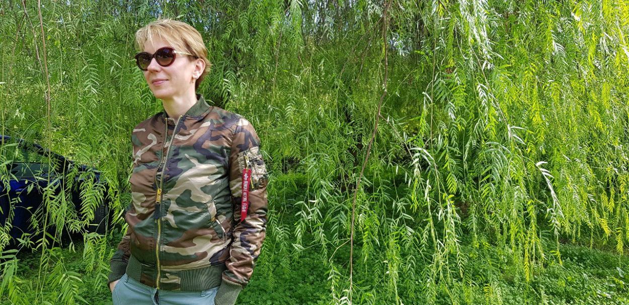 Камуфлированный женский бомбер Альфа Индастриз Камуфлированный женский бомбер Альфа Индастриз