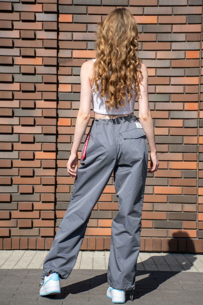 Брюки-карго парашюты ALPHA INDUSTRIES PARACHUTE PANTS SS 24 на девушке aircraft gray фото 2 Брюки-карго парашюты ALPHA INDUSTRIES PARACHUTE PANTS SS 24 на девушке aircraft gray фото 2
