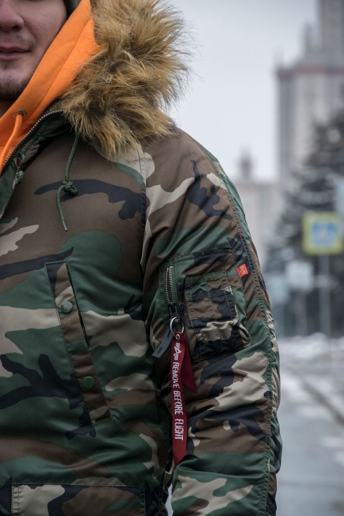 Ленточка Remove Before Flight на рукаве мужской аляски ALPHA INDUSTRIES Ленточка Remove Before Flight на рукаве мужской аляски ALPHA INDUSTRIES
