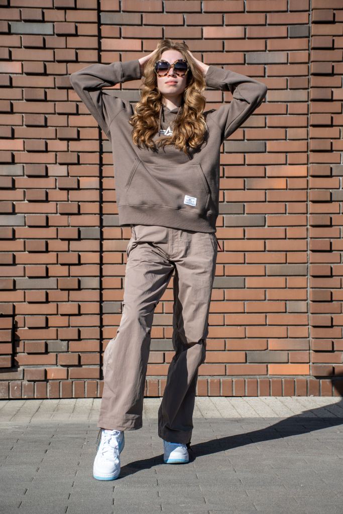 Толстовка ALPHA INDUSTRIES BORN OF PURPOSE HOODIE FW 24/25 на девушке coyote brown фото 2