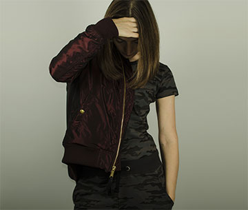 Куртка бомбер для девушек купить в официальном магазине Alpha Industries женская брендовая спортивная одежда, камуфлированные спортштаны, бомбер альфа индастриз, девушка