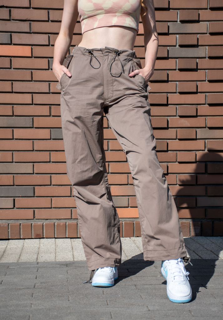 Брюки-карго парашюты ALPHA INDUSTRIES PARACHUTE PANTS FW 24/25 на девушке coyote brown фото 1