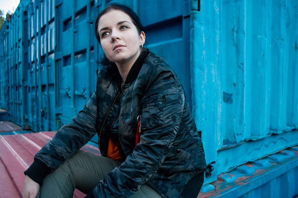 Куртка-бомбер женская ALPHA INDUSTRIES Куртка-бомбер женская ALPHA INDUSTRIES