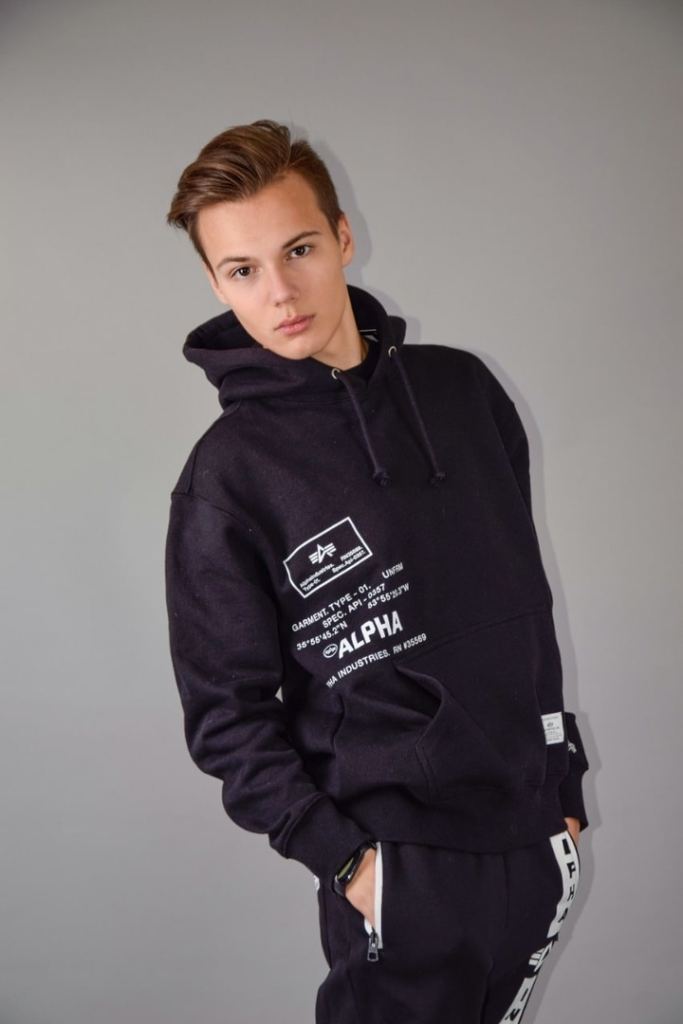 Толстовка ALPHA INDUSTRIES ESSENTIAL SPEC PRINT HOODIE FW 22/23 black фото 2 Толстовка ALPHA INDUSTRIES ESSENTIAL SPEC PRINT HOODIE FW 22/23 black фото 2