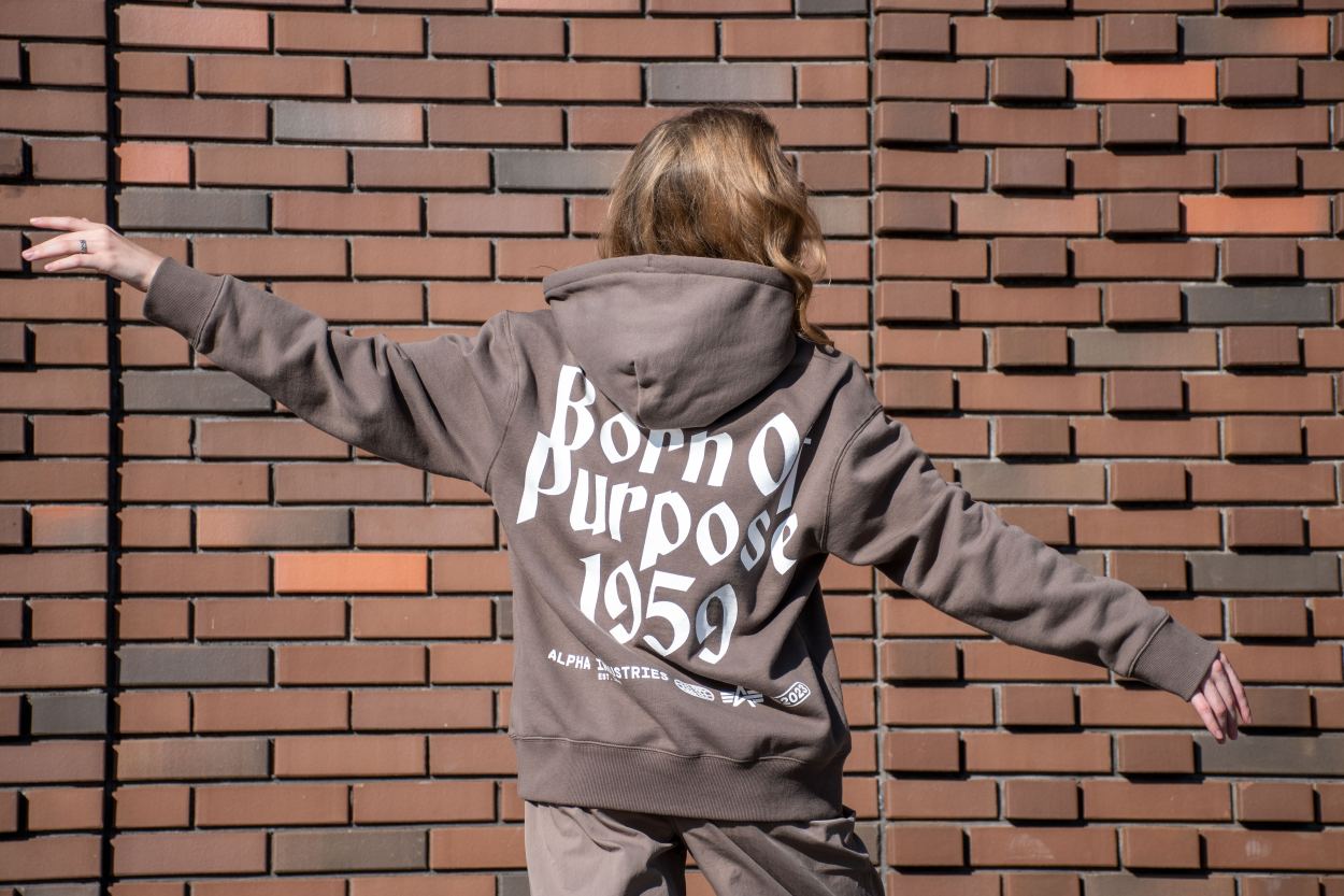 Толстовка ALPHA INDUSTRIES BORN OF PURPOSE HOODIE FW 24/25 на девушке coyote brown фото 7