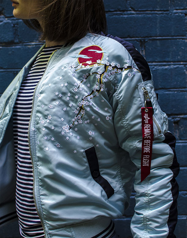 Бомбер с вышивкой женский ALPHA INDUSTRIES Бомбер с вышивкой женский ALPHA INDUSTRIES