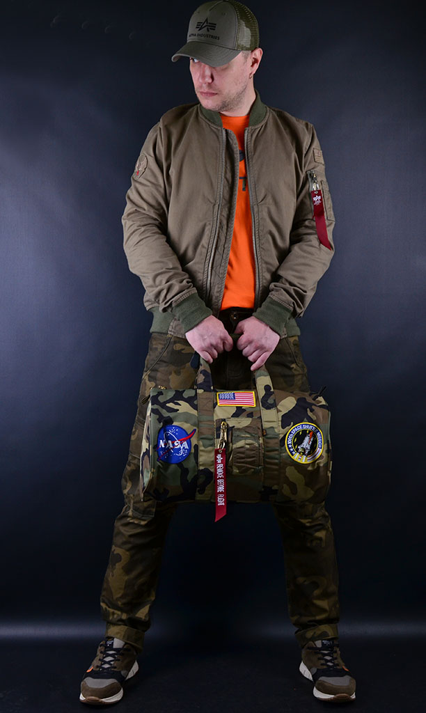 Милитари сумка ALPHA INDUSTRIES DAY CRUISER BAG NASA CAMO WOODLAND выбрать и купить в Москве хлопковый бомбер альфа индастриз, камуфляжная милитари сумка альфа индастриз