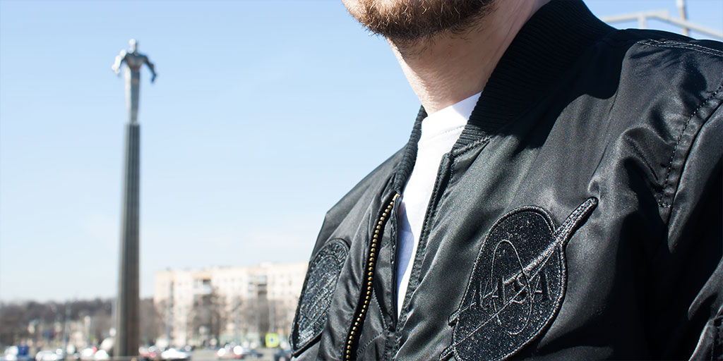 Купить мужскую куртку-бомбер на официальном сайте Alpha Industries в Москве город, Москва, площадь Гагарина, черный бомбер NASA