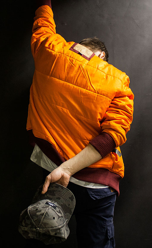 мужская одежда Alpha Industries в официальном магазине в Москве куртка-бомбер, куртка с оранжевой подкладкой, куртка Alpha Industries, куртка наизнанку