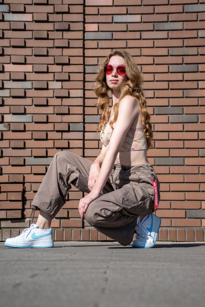 Брюки-карго парашюты ALPHA INDUSTRIES PARACHUTE PANTS FW 24/25 на девушке coyote brown фото 6