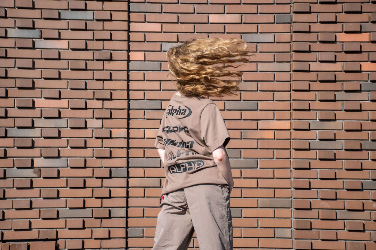 Футболка ALPHA INDUSTRIES ALPHA FINGERPRINT TEE плотная FW 24/25 на девушке coyote brown фото 3