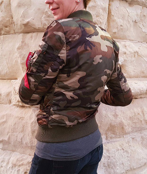 Самые свежие новинки милитари моды для женщин на официальном сайте Alpha Industries женская куртка-бомбер, камуфляж для женщин, женщина в камуфляже, Alpha Industries