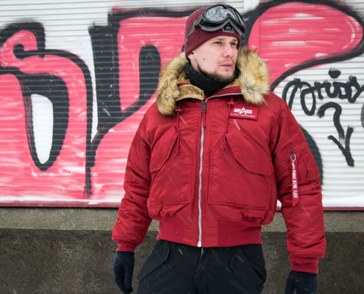 Куртка-бомбер лётная ALPHA INDUSTRIES HOODED CUSTOM 45P commander red Куртка-бомбер лётная ALPHA INDUSTRIES HOODED CUSTOM 45P commander red