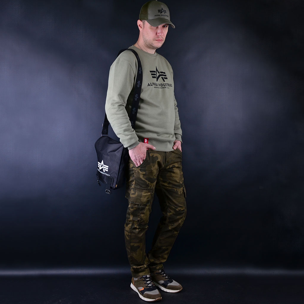 Оригианльный мужской свитшот ALPHA INDUSTRIES BASIC OLIVE купить в интерент-магазине мужской свитшот хаки Альфа Индастриз, милитари сумка через плечо Alpha Industries, брюким камуфляж Alpa Industries